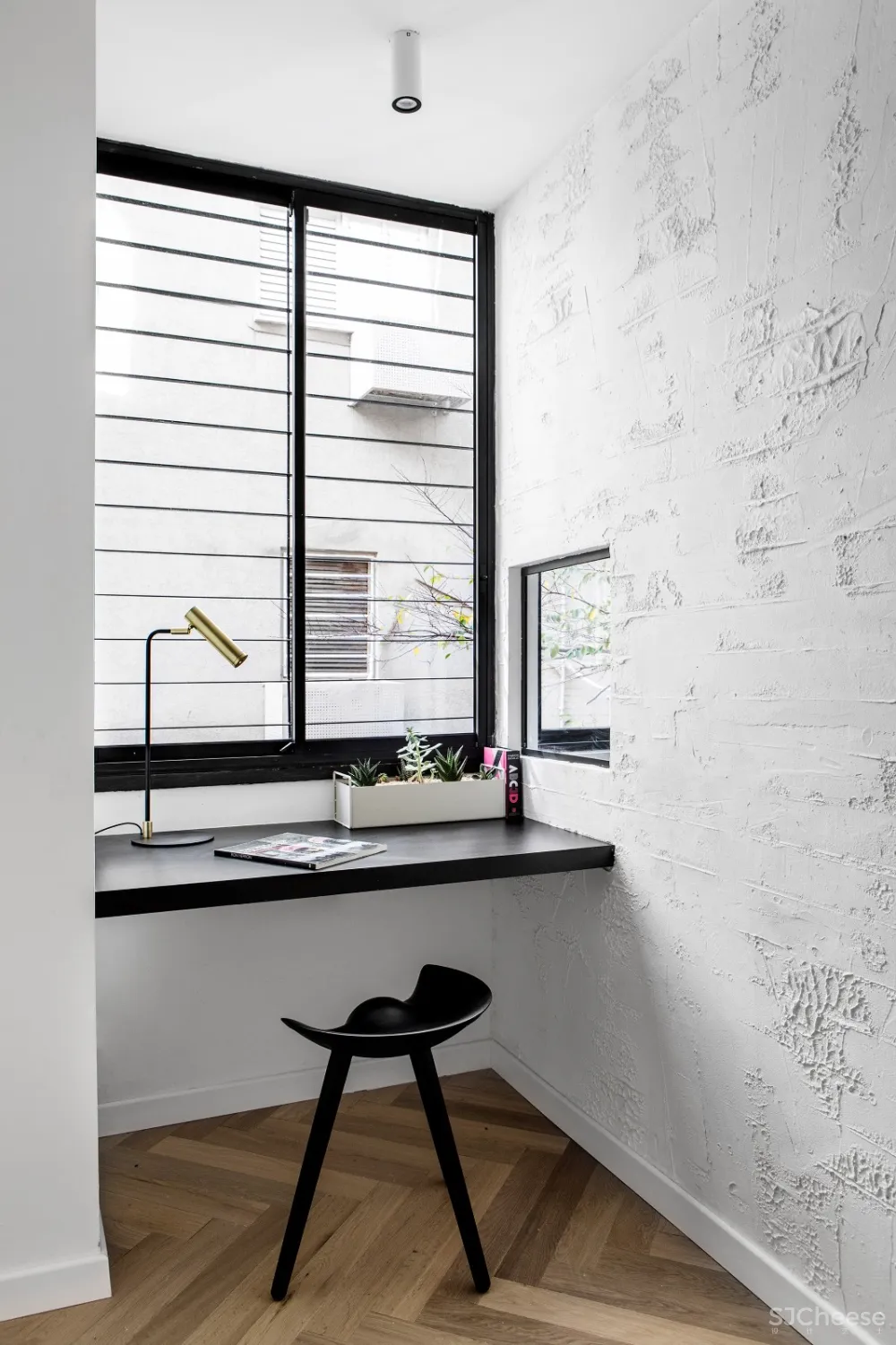 首发 | Maayan Zusman为一对高大的运动型夫妇翻新特拉维夫公寓