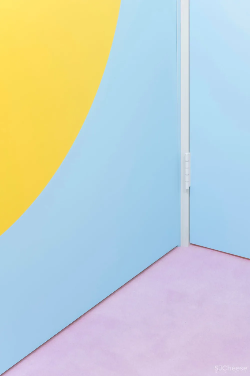 首发 | Adam Nathaniel Furman,在这间日本公寓里,色彩斑斓的粉彩随处可见