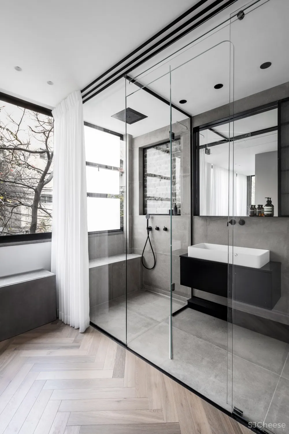 首发 | Maayan Zusman为一对高大的运动型夫妇翻新特拉维夫公寓