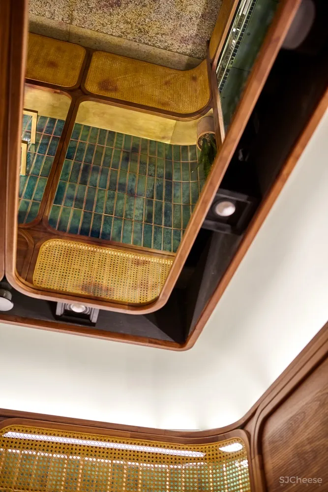 首发 | Kilogram Studio：古董车厢弧形商店