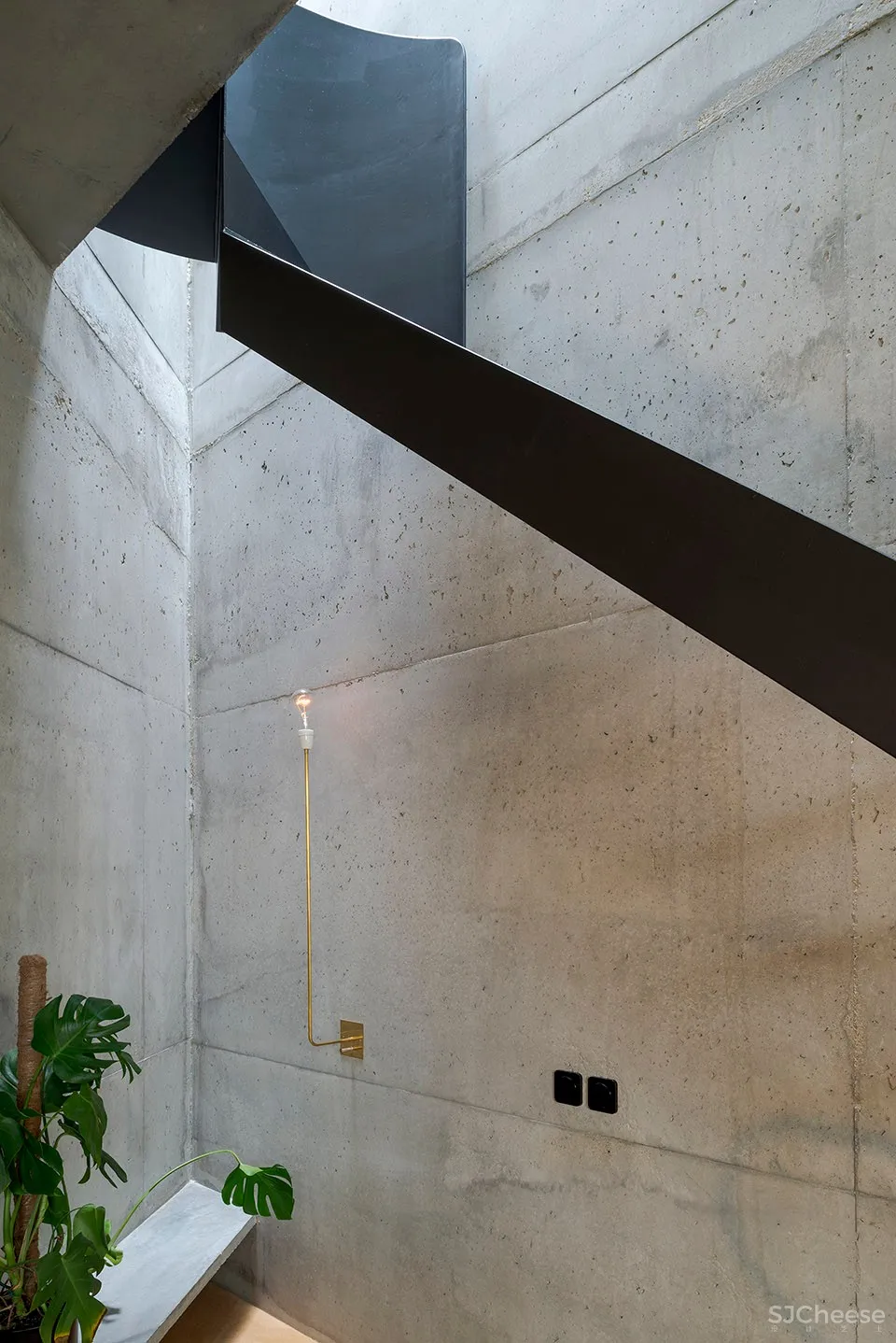 三角形住宅,里斯本 / STUDIO_LPP 
<span style="position: relative; bottom: 2px; display: inline-block; vertical-align: middle; margin-left: 8px; width: 20px; height: 20px; background: #ffd914; text-align: center; font-size: 14px; border-radius: 3px;">首</span>