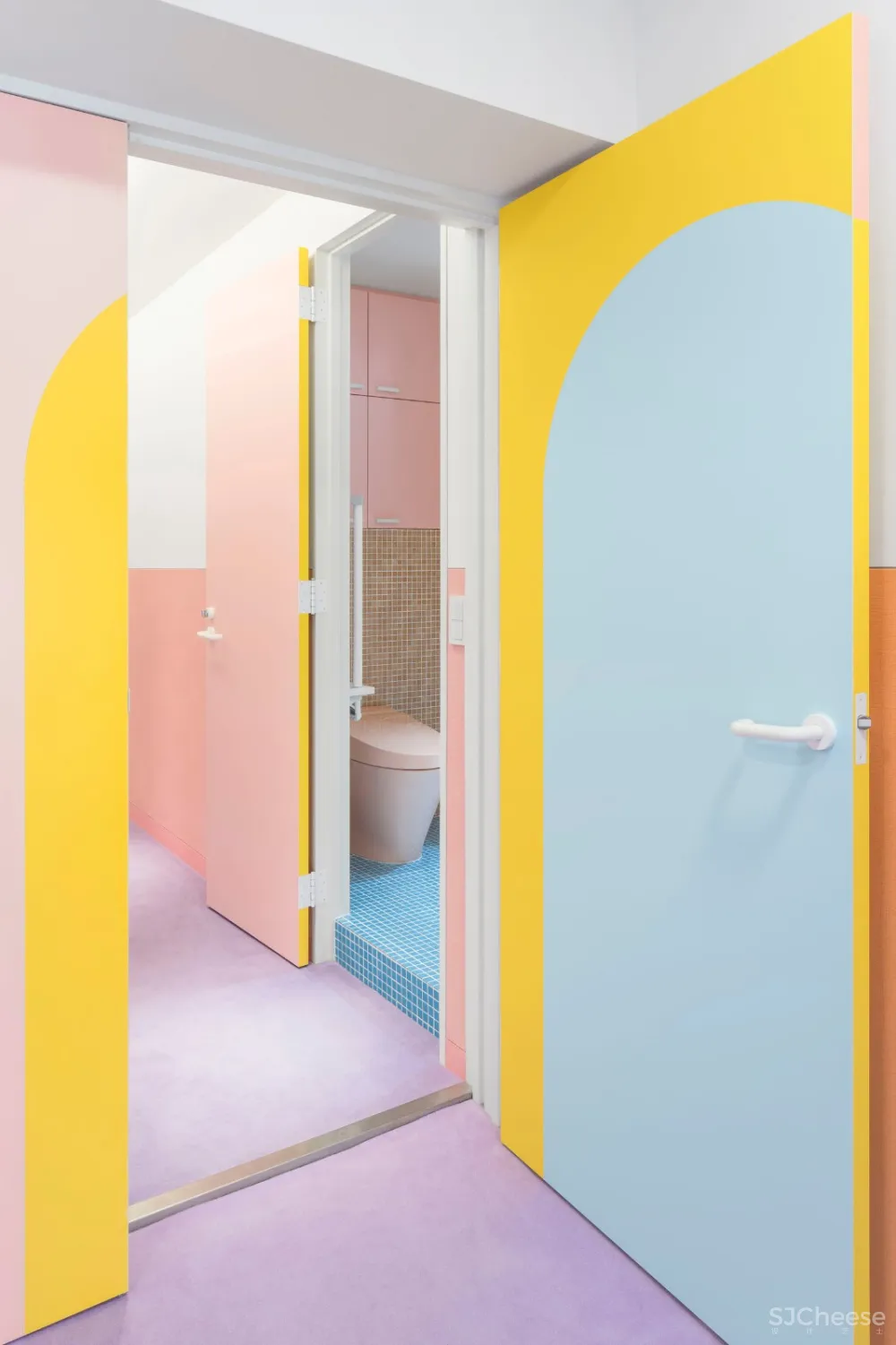 首发 | Adam Nathaniel Furman,在这间日本公寓里,色彩斑斓的粉彩随处可见