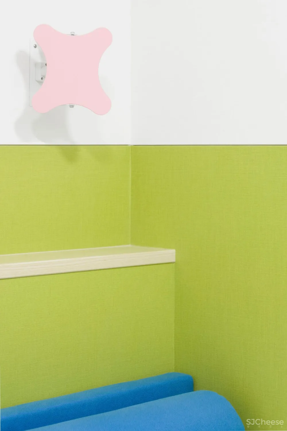 首发 | Adam Nathaniel Furman,在这间日本公寓里,色彩斑斓的粉彩随处可见