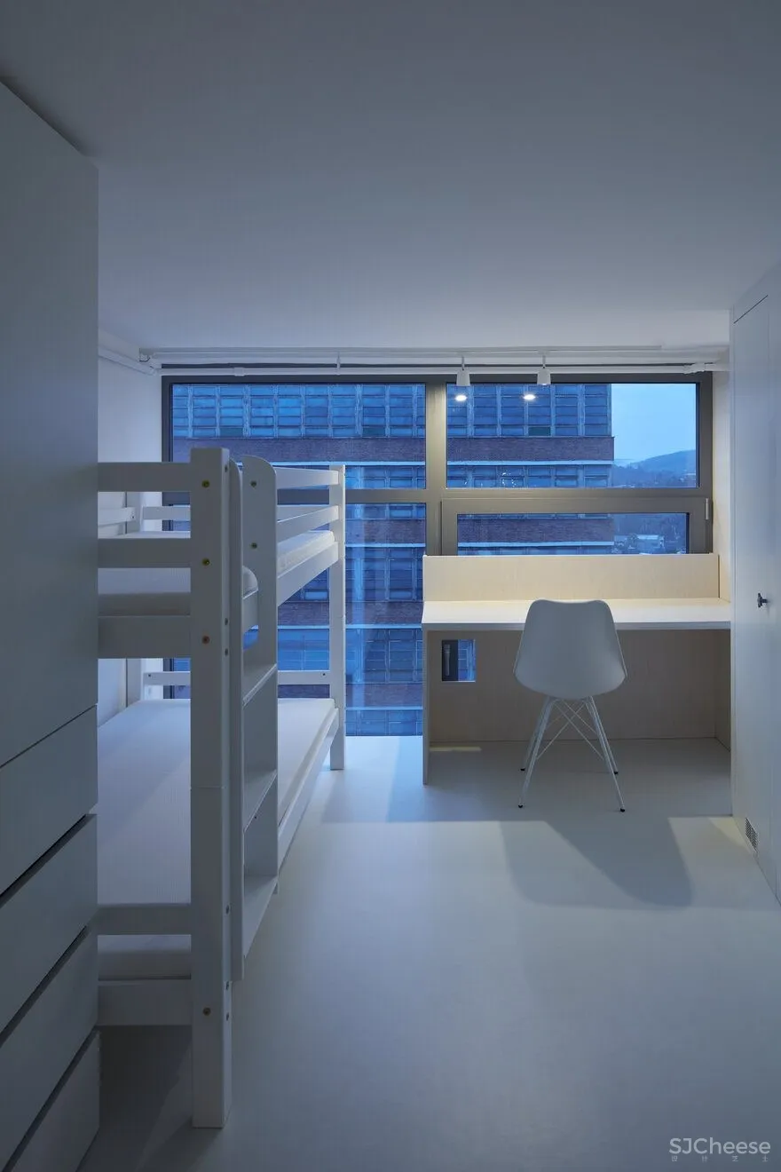 Loft 32,Zlin具有抽象的组成与工业方面 
<span style="position: relative; bottom: 2px; display: inline-block; vertical-align: middle; margin-left: 8px; width: 20px; height: 20px; background: #ffd914; text-align: center; font-size: 14px; border-radius: 3px;">首</span>