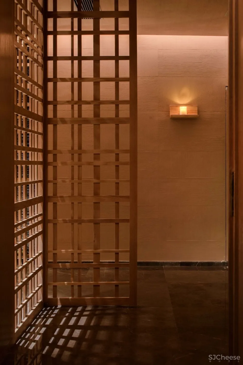 闹市中的木系SPA