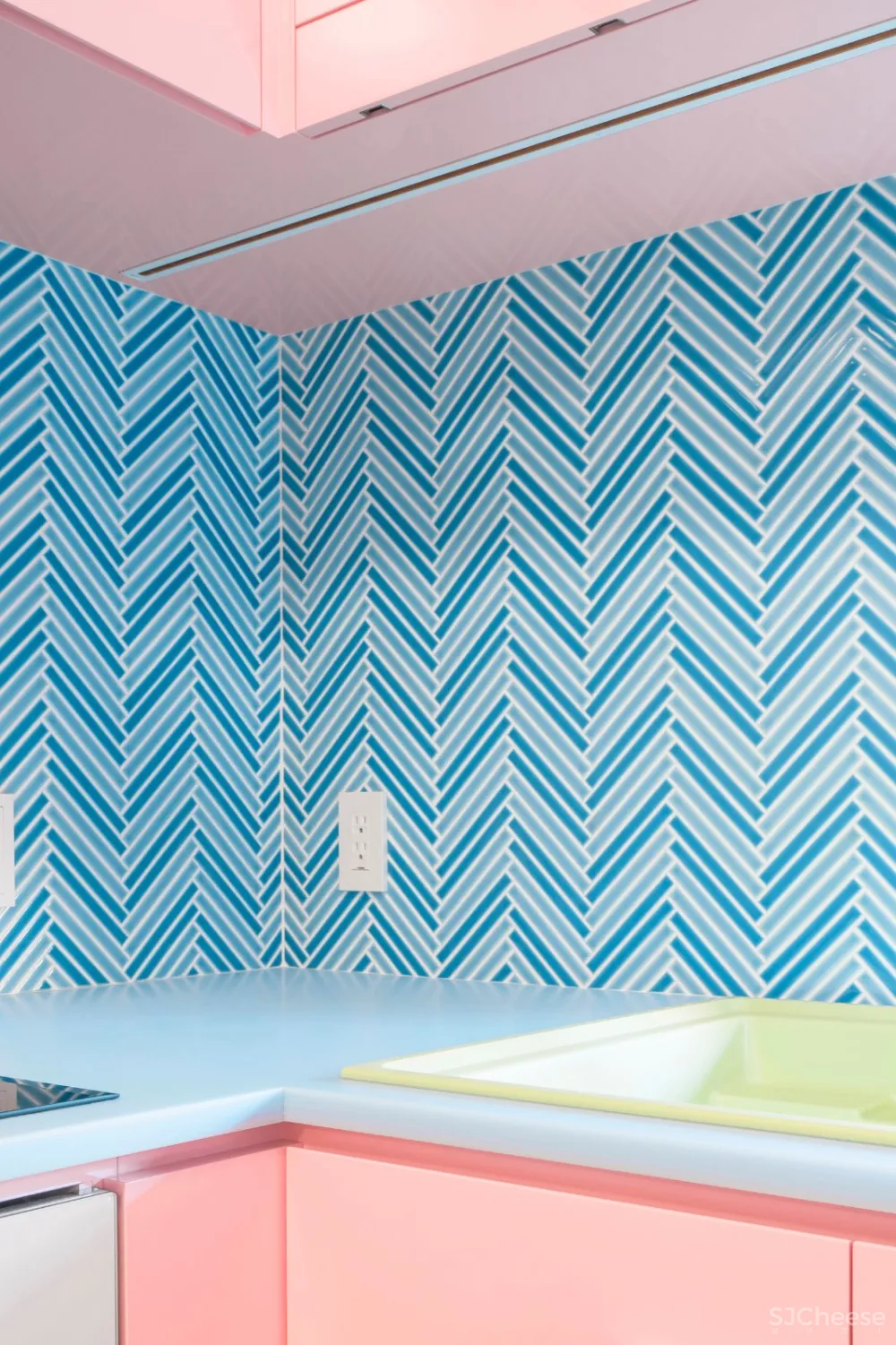 首发 | Adam Nathaniel Furman,在这间日本公寓里,色彩斑斓的粉彩随处可见