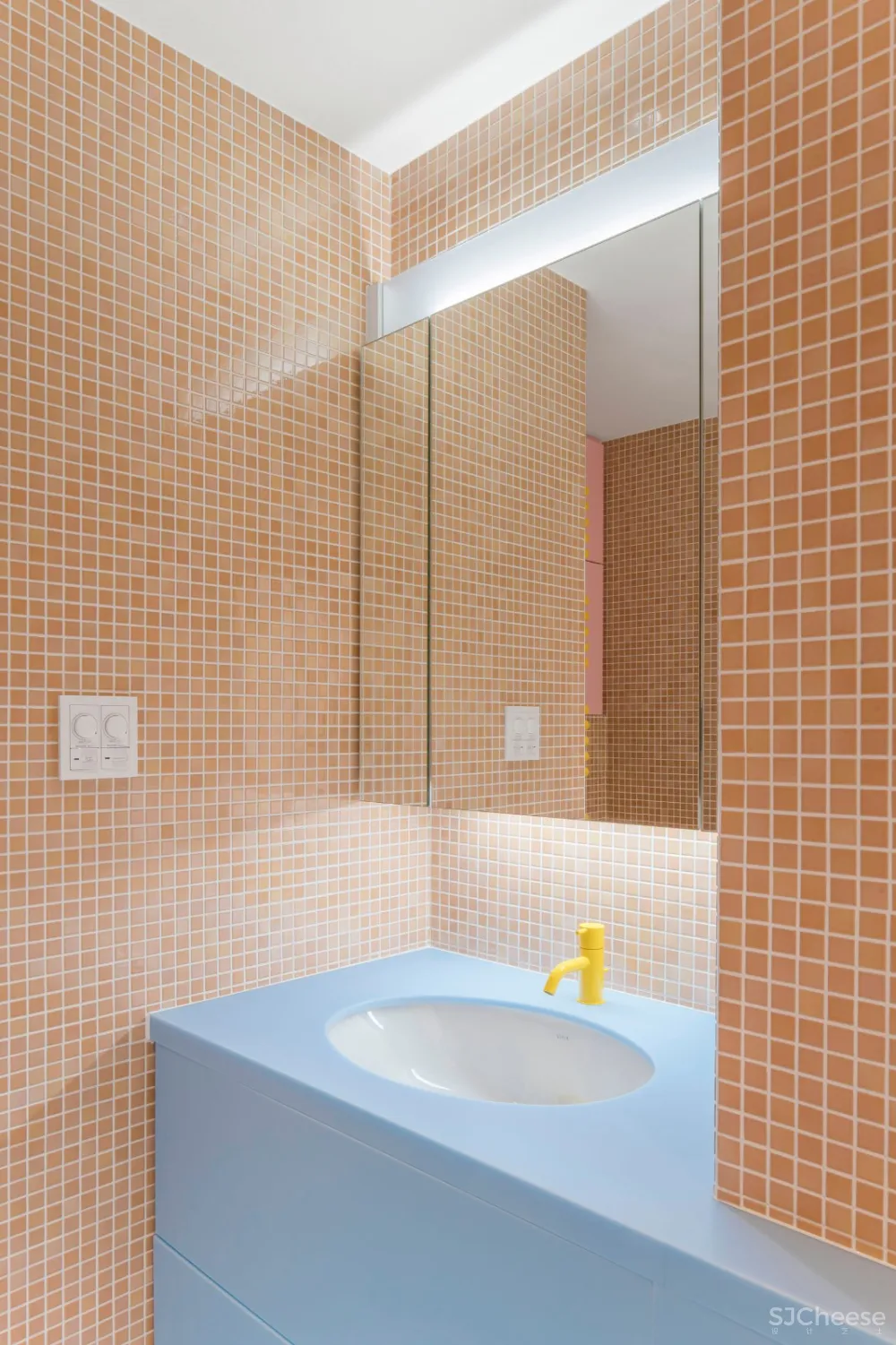 首发 | Adam Nathaniel Furman,在这间日本公寓里,色彩斑斓的粉彩随处可见