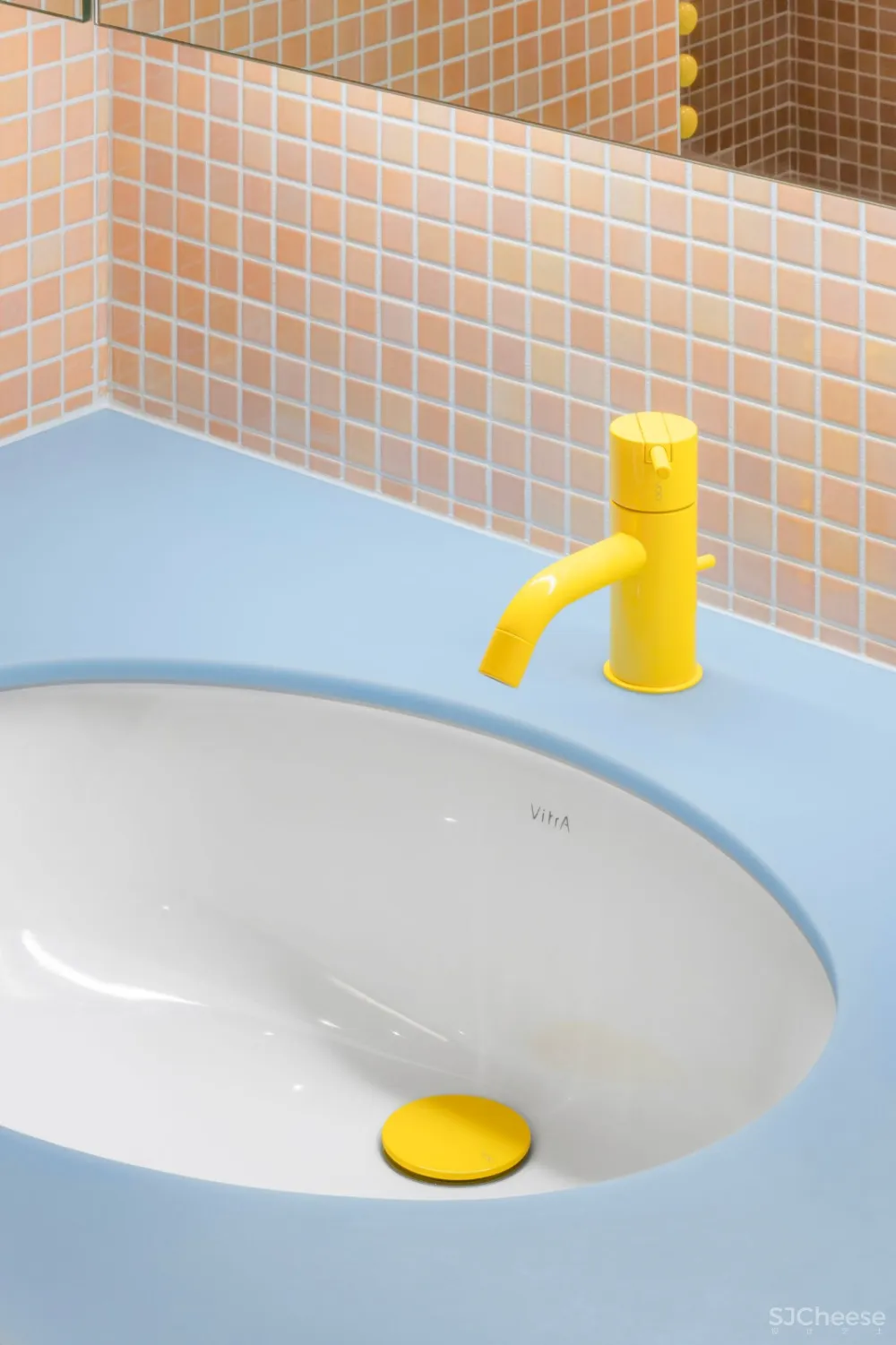 首发 | Adam Nathaniel Furman,在这间日本公寓里,色彩斑斓的粉彩随处可见