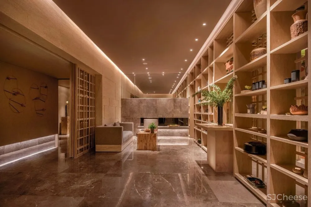 闹市中的木系SPA