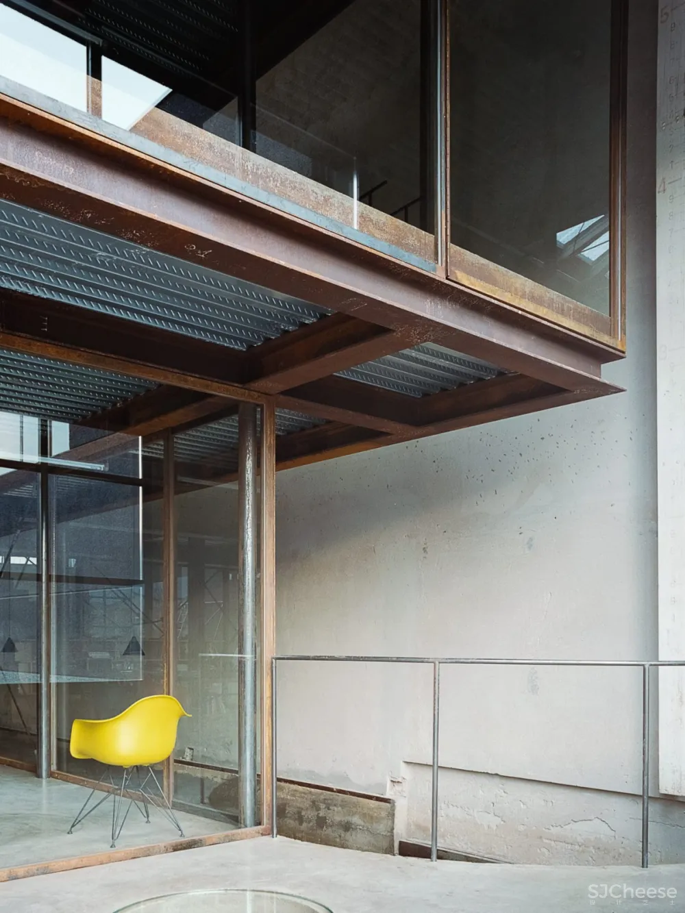 首发 | AMAA建筑公司自己的办公室设在意大利阿尔兹尼亚诺的一个旧工厂内