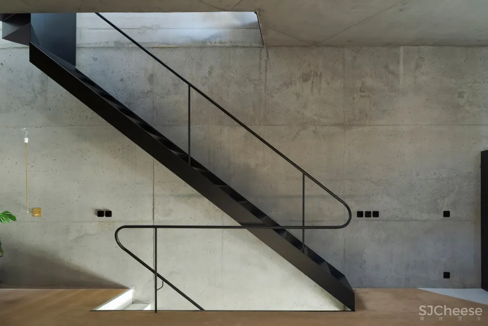 三角形住宅,里斯本 / STUDIO_LPP 
<span style="position: relative; bottom: 2px; display: inline-block; vertical-align: middle; margin-left: 8px; width: 20px; height: 20px; background: #ffd914; text-align: center; font-size: 14px; border-radius: 3px;">首</span>