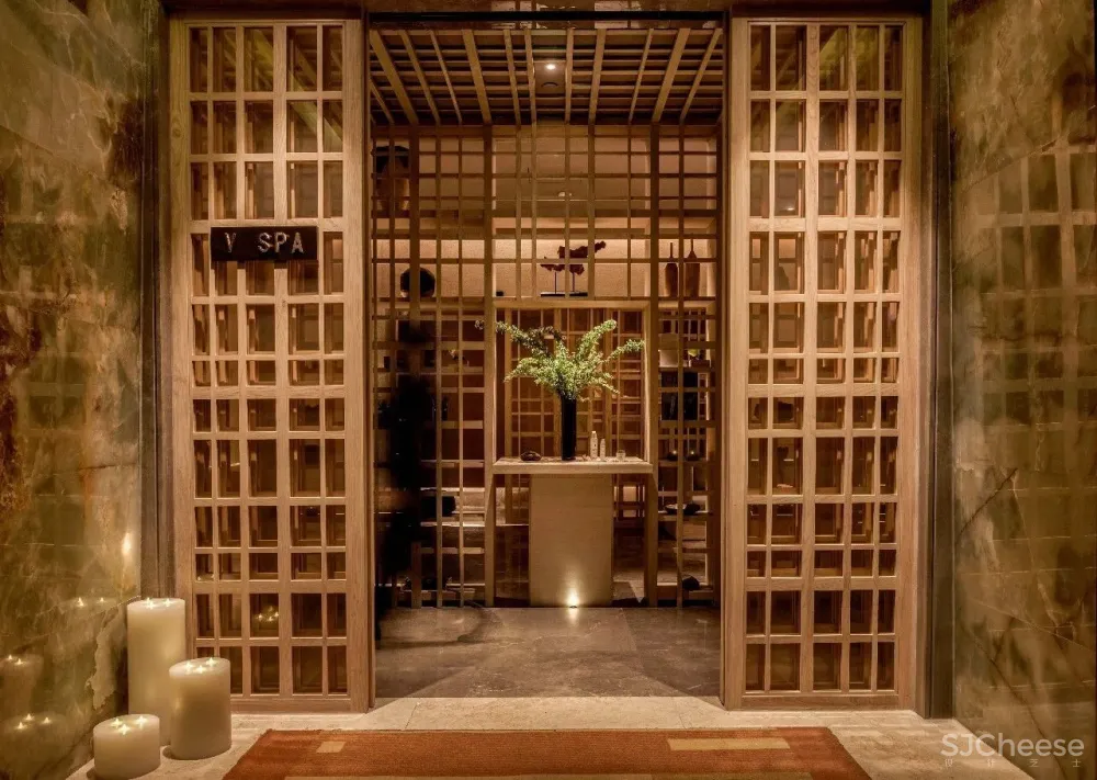 闹市中的木系SPA