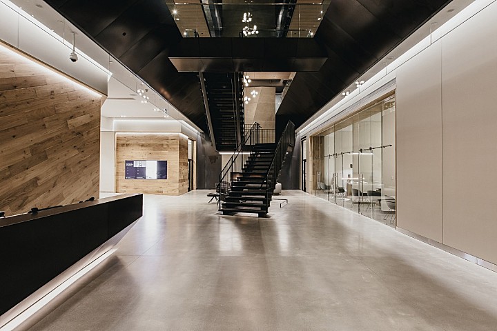 首发 | 泥土混凝土和金属结合:温哥华Equinox健身中心