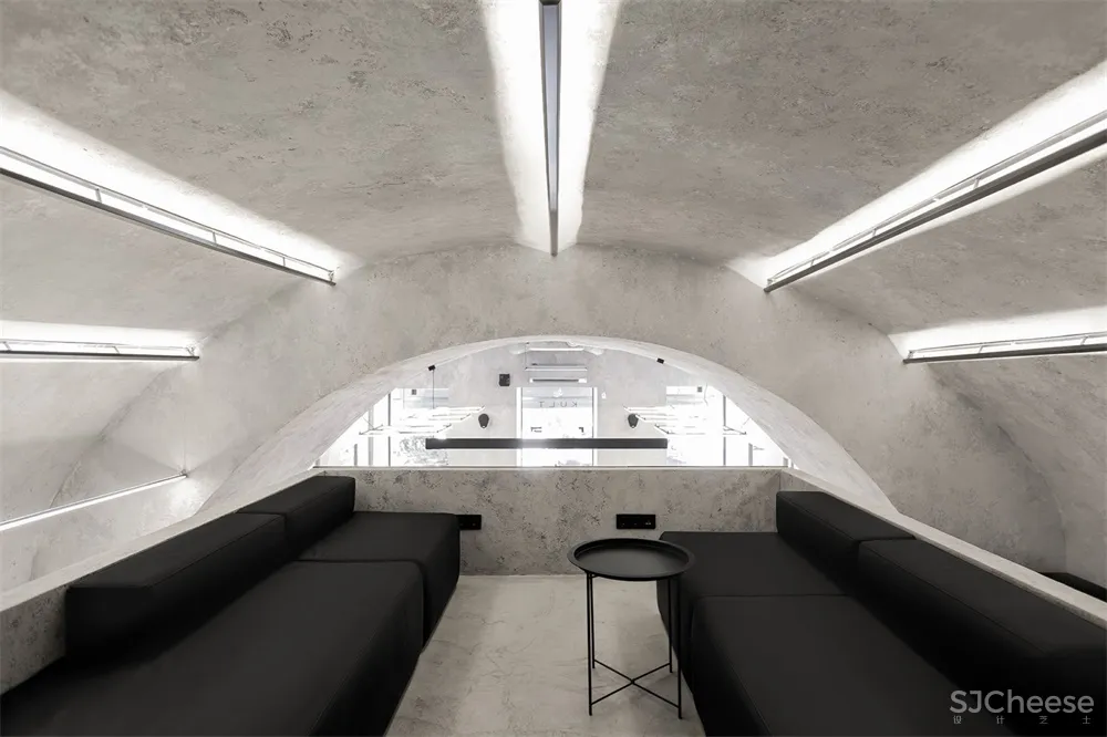 Sivak+Partners | 乌克兰KULT极简主义理发店