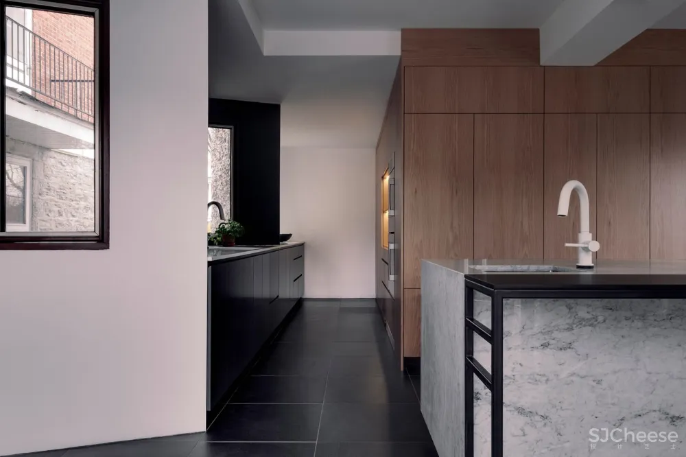 岩石住宅,加拿大 / APPAREIL Architecture 
<span style="position: relative; bottom: 2px; display: inline-block; vertical-align: middle; margin-left: 8px; width: 20px; height: 20px; background: #ffd914; text-align: center; font-size: 14px; border-radius: 3px;">首</span>