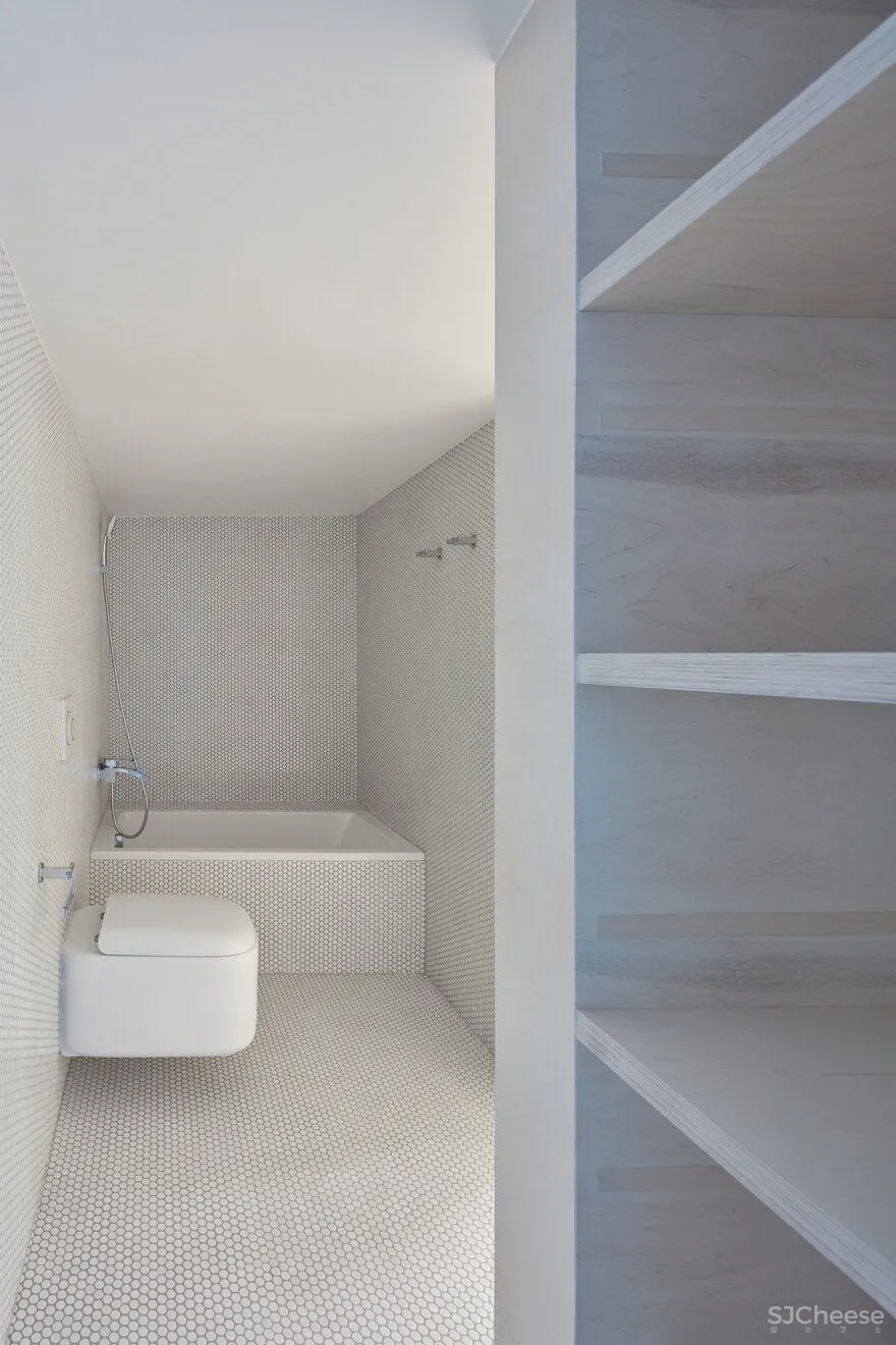 Loft 32,Zlin具有抽象的组成与工业方面 
<span style="position: relative; bottom: 2px; display: inline-block; vertical-align: middle; margin-left: 8px; width: 20px; height: 20px; background: #ffd914; text-align: center; font-size: 14px; border-radius: 3px;">首</span>