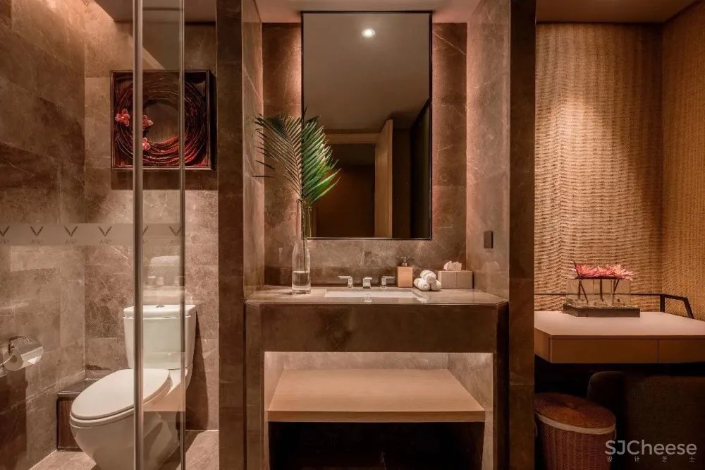 闹市中的木系SPA