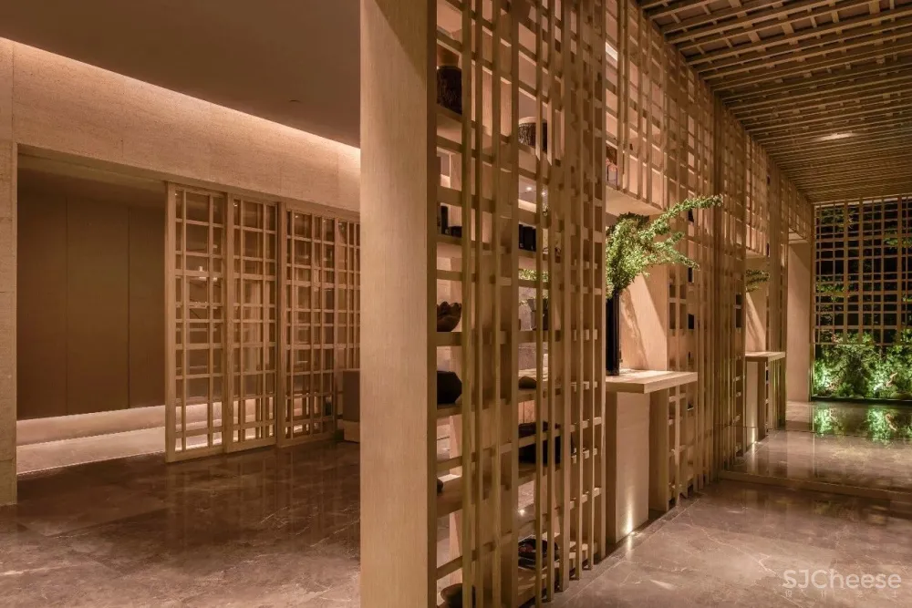 闹市中的木系SPA