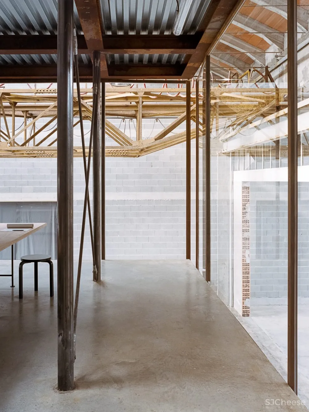 首发 | AMAA建筑公司自己的办公室设在意大利阿尔兹尼亚诺的一个旧工厂内