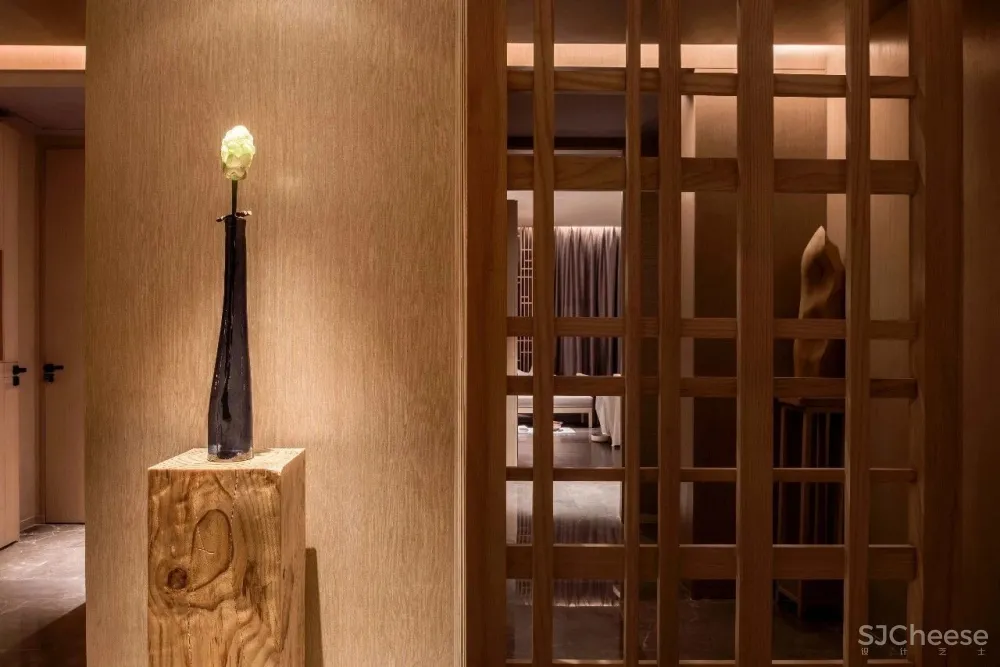 闹市中的木系SPA