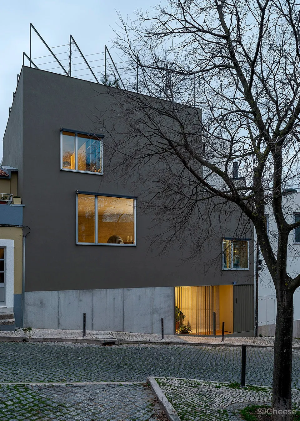 三角形住宅，里斯本 / STUDIO_LPP 
<span style="position: relative; bottom: 2px; display: inline-block; vertical-align: middle; margin-left: 8px; width: 20px; height: 20px; background: #ffd914; text-align: center; font-size: 14px; border-radius: 3px;">首</span>