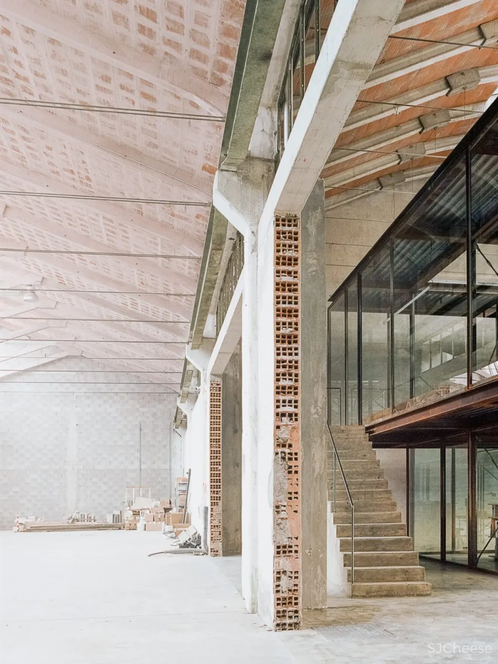 首发 | AMAA建筑公司自己的办公室设在意大利阿尔兹尼亚诺的一个旧工厂内