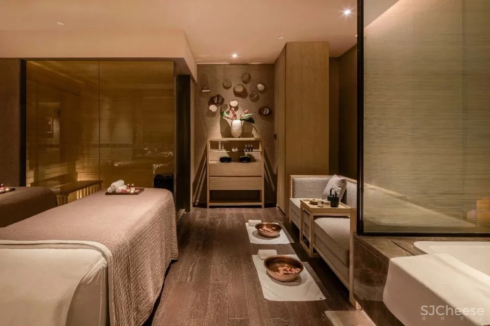 闹市中的木系SPA