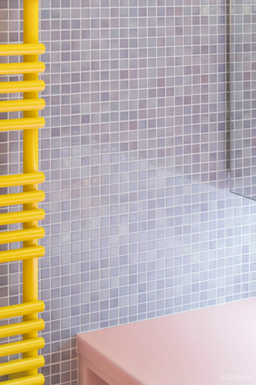 首发 | Adam Nathaniel Furman,在这间日本公寓里,色彩斑斓的粉彩随处可见