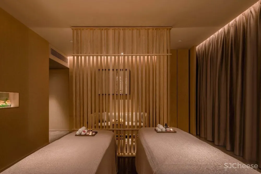 闹市中的木系SPA