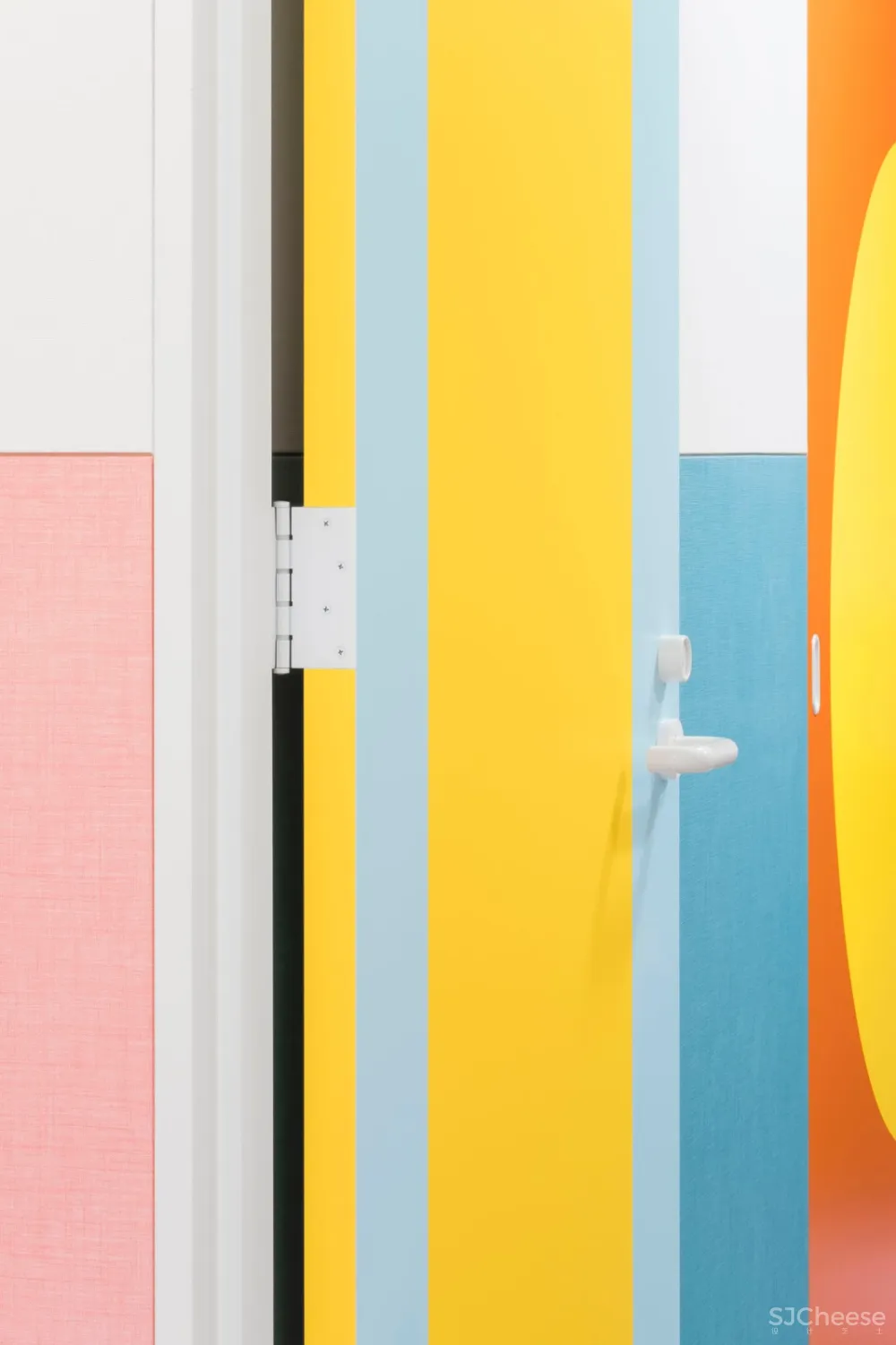 首发 | Adam Nathaniel Furman,在这间日本公寓里,色彩斑斓的粉彩随处可见