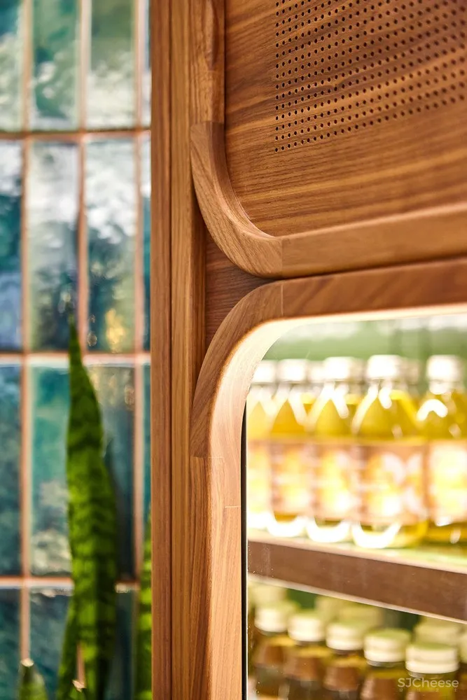 首发 | Kilogram Studio：古董车厢弧形商店