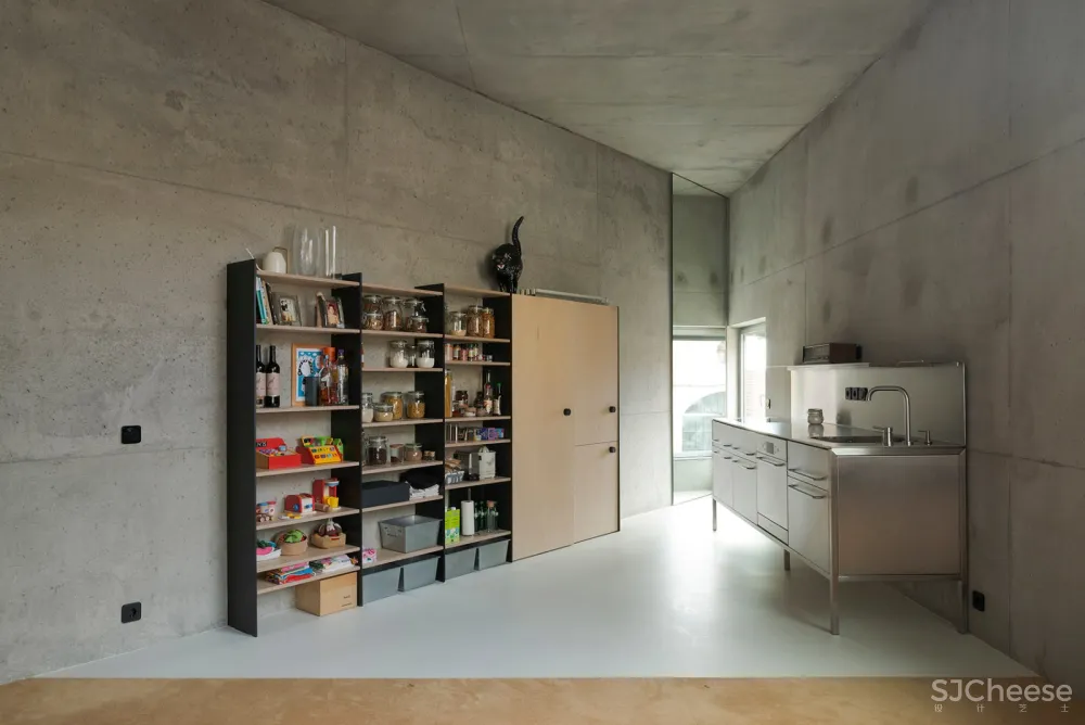 三角形住宅,里斯本 / STUDIO_LPP 
<span style="position: relative; bottom: 2px; display: inline-block; vertical-align: middle; margin-left: 8px; width: 20px; height: 20px; background: #ffd914; text-align: center; font-size: 14px; border-radius: 3px;">首</span>