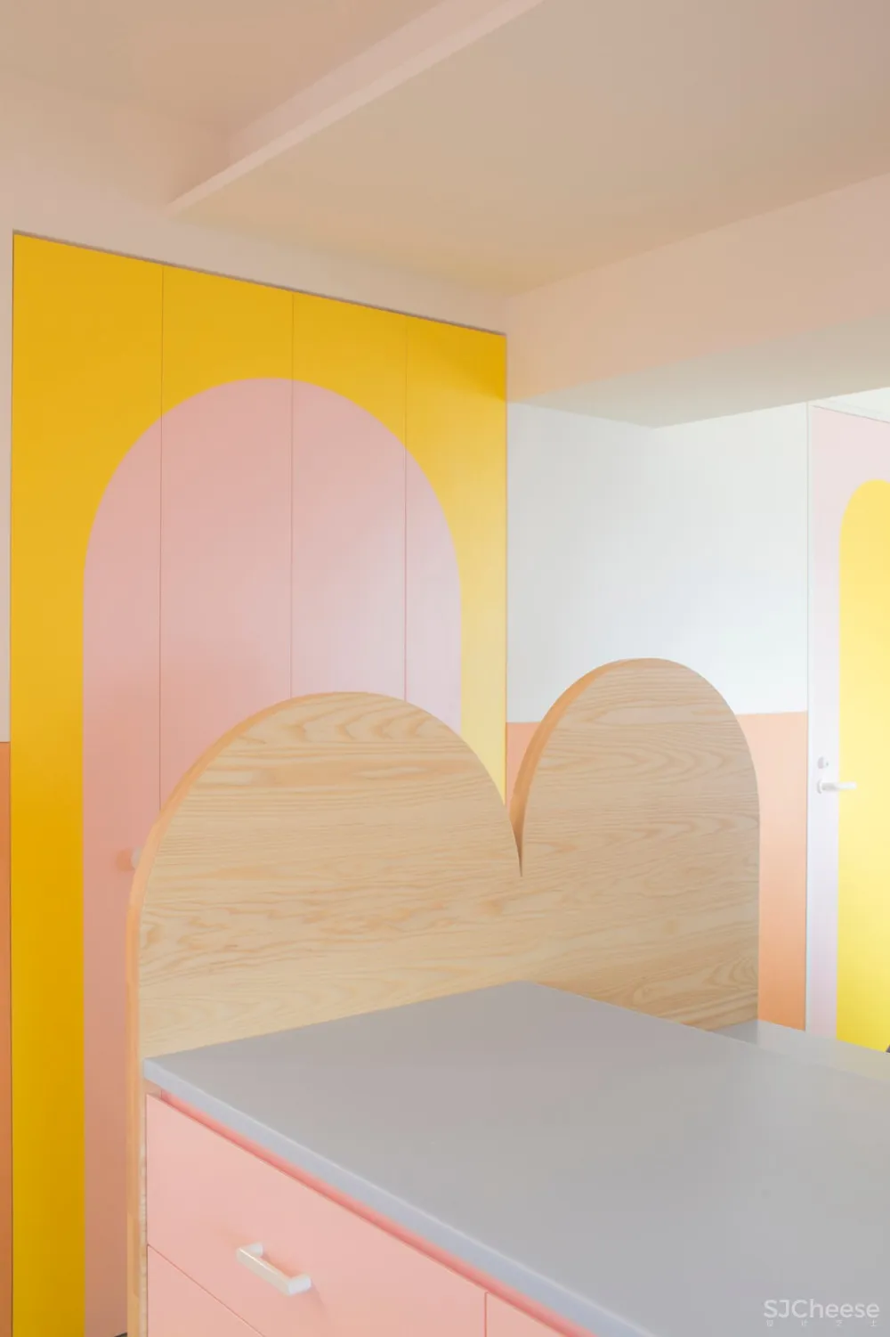 首发 | Adam Nathaniel Furman,在这间日本公寓里,色彩斑斓的粉彩随处可见