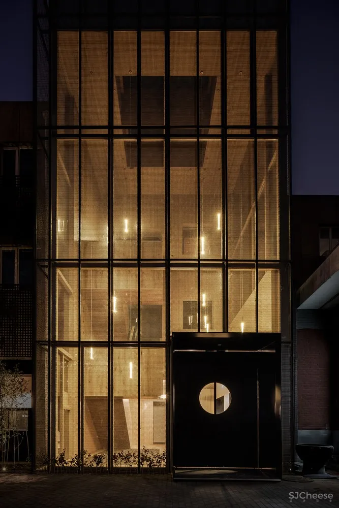 住宅 | Atelier DL设计,星夜与向日葵厅 
<span style="position: relative; bottom: 2px; display: inline-block; vertical-align: middle; margin-left: 8px; width: 20px; height: 20px; background: #ffd914; text-align: center; font-size: 14px; border-radius: 3px;">首</span>