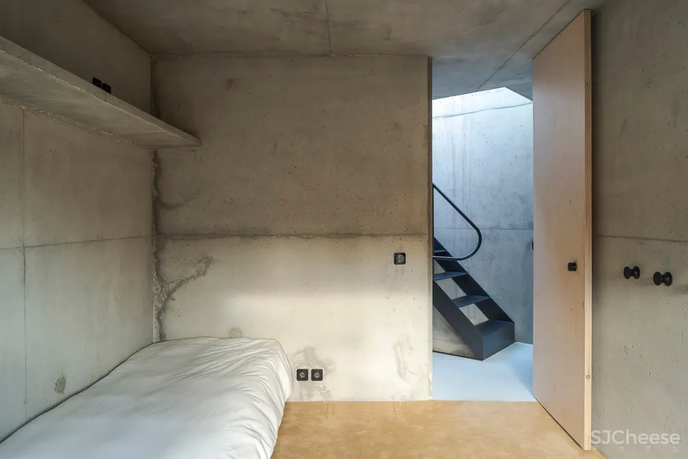 三角形住宅,里斯本 / STUDIO_LPP 
<span style="position: relative; bottom: 2px; display: inline-block; vertical-align: middle; margin-left: 8px; width: 20px; height: 20px; background: #ffd914; text-align: center; font-size: 14px; border-radius: 3px;">首</span>