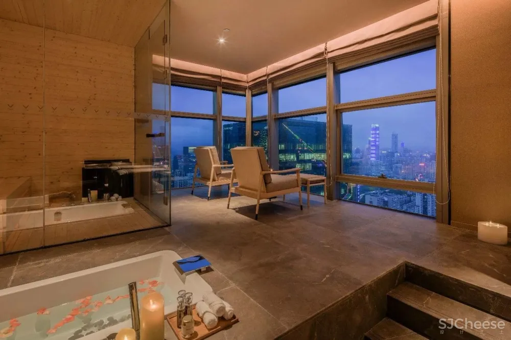 闹市中的木系SPA