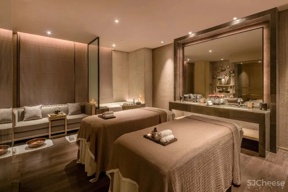 闹市中的木系SPA