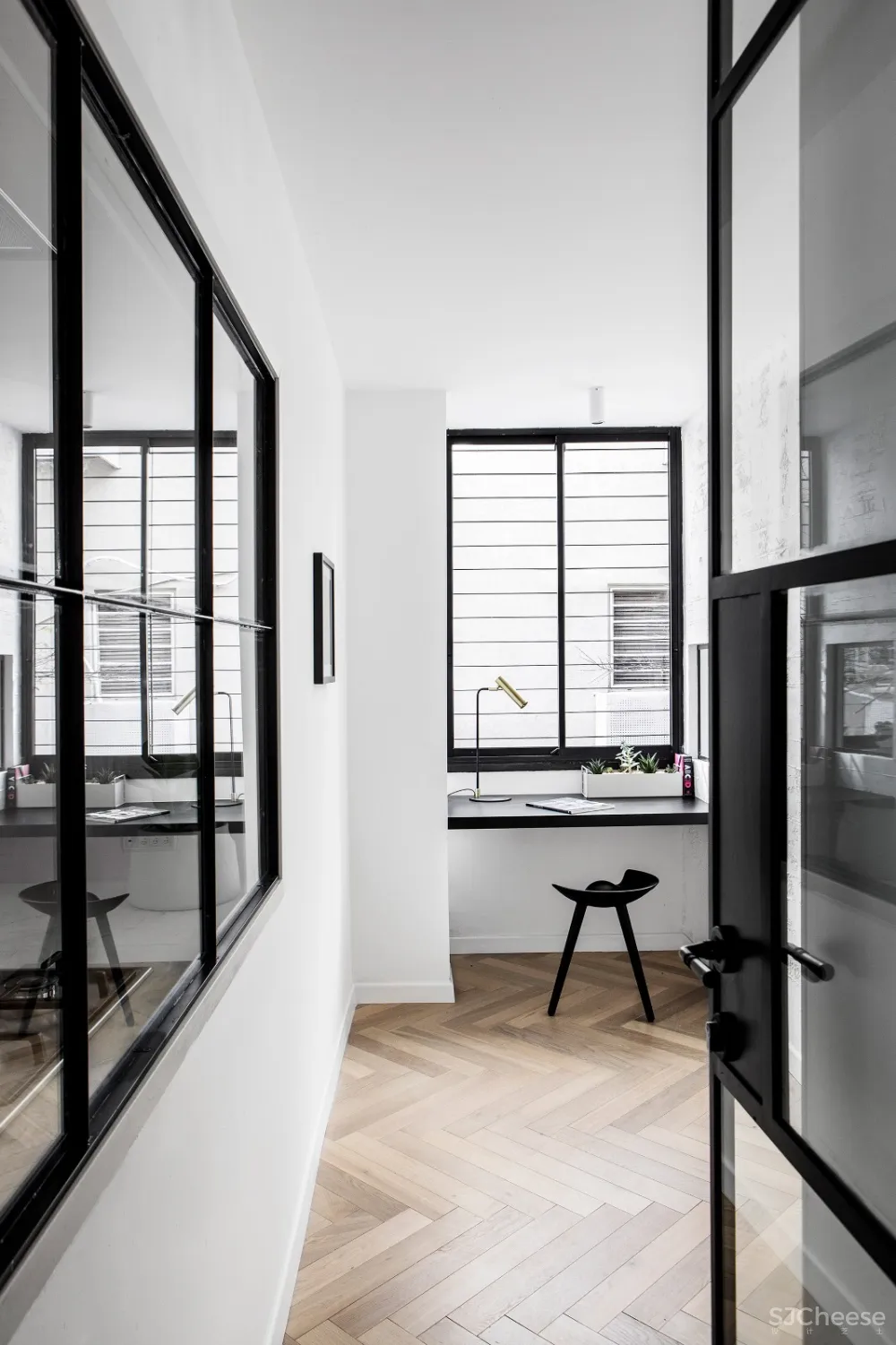 首发 | Maayan Zusman为一对高大的运动型夫妇翻新特拉维夫公寓