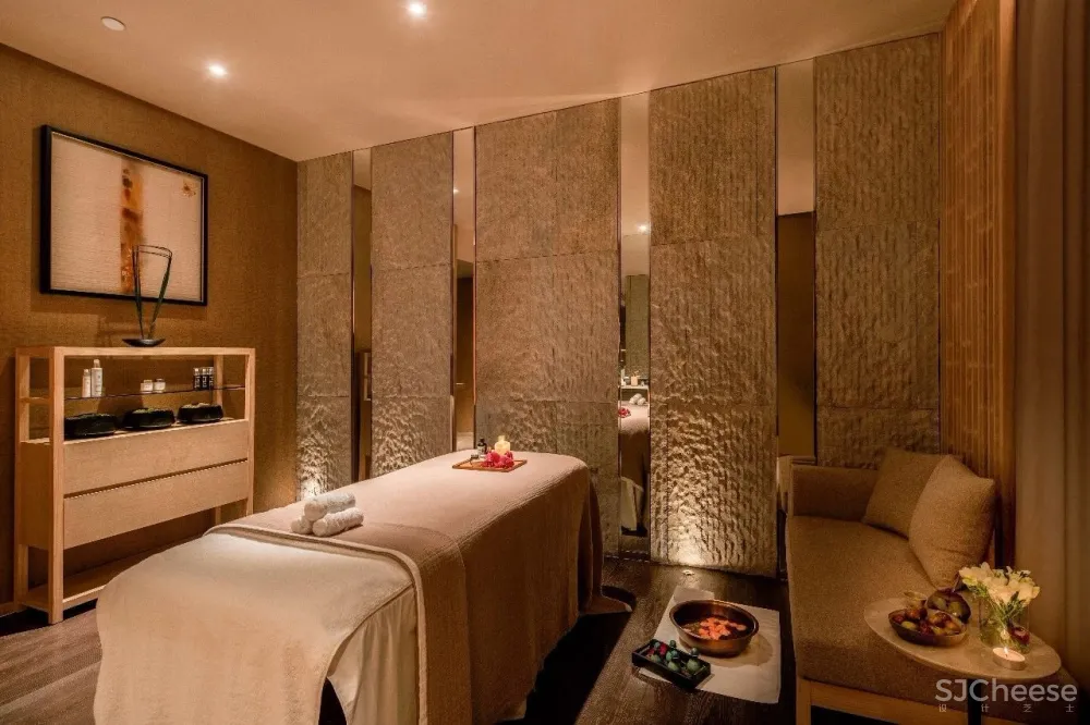 闹市中的木系SPA