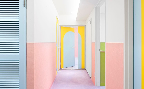 首发 | Adam Nathaniel Furman,在这间日本公寓里,色彩斑斓的粉彩随处可见