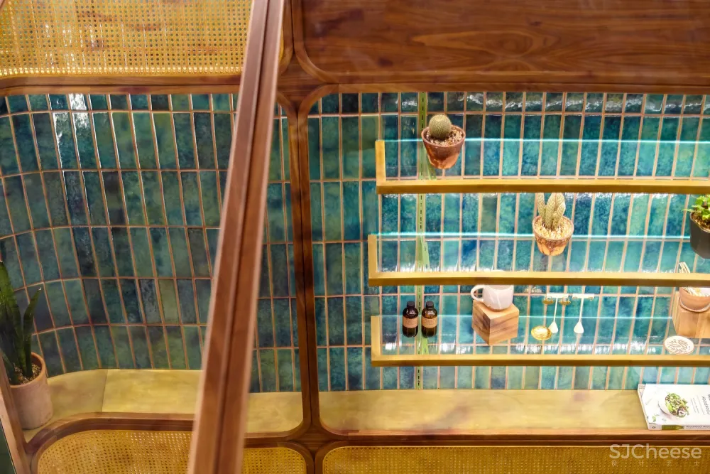 首发 | Kilogram Studio：古董车厢弧形商店