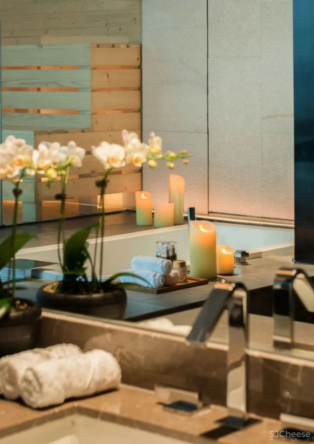 闹市中的木系SPA