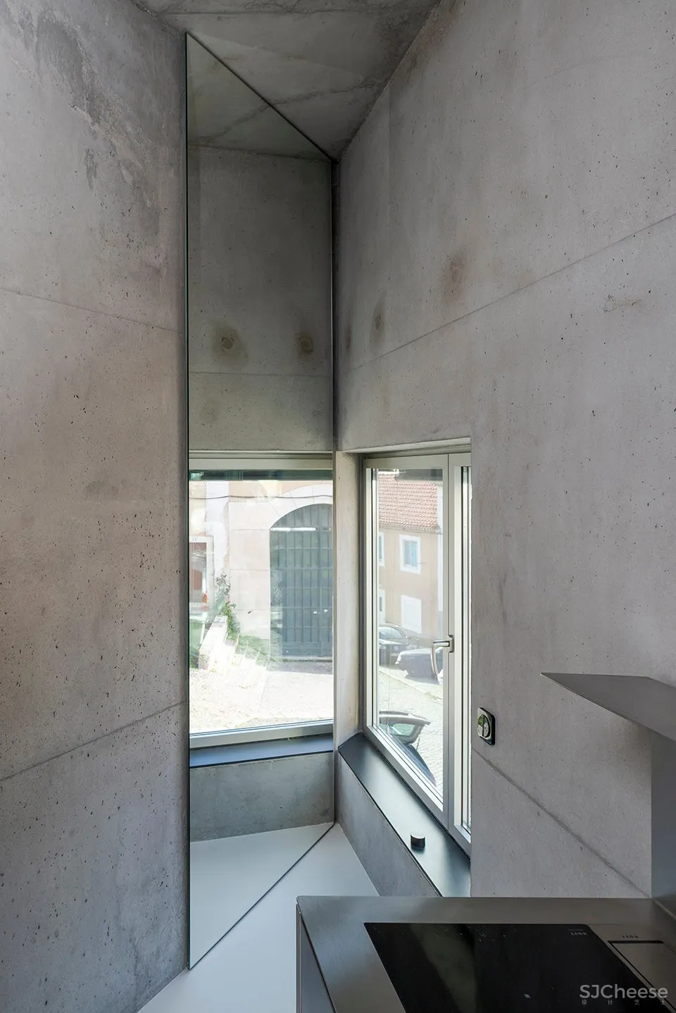 三角形住宅,里斯本 / STUDIO_LPP 
<span style="position: relative; bottom: 2px; display: inline-block; vertical-align: middle; margin-left: 8px; width: 20px; height: 20px; background: #ffd914; text-align: center; font-size: 14px; border-radius: 3px;">首</span>