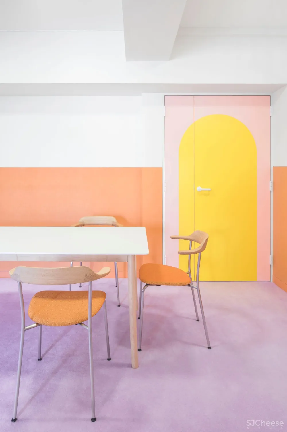 首发 | Adam Nathaniel Furman,在这间日本公寓里,色彩斑斓的粉彩随处可见