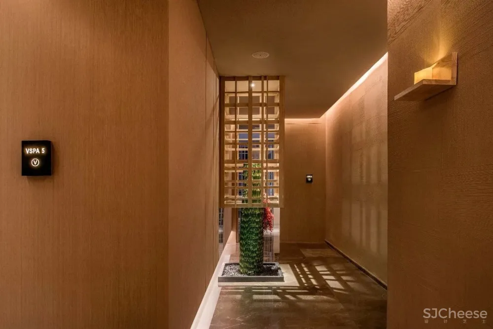 闹市中的木系SPA