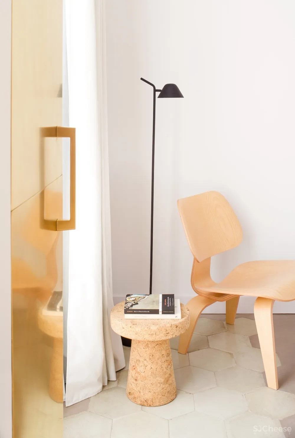 首发 | Raúl Sanchez建筑师剥离巴塞罗那公寓,展示建筑细节