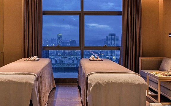 闹市中的木系SPA