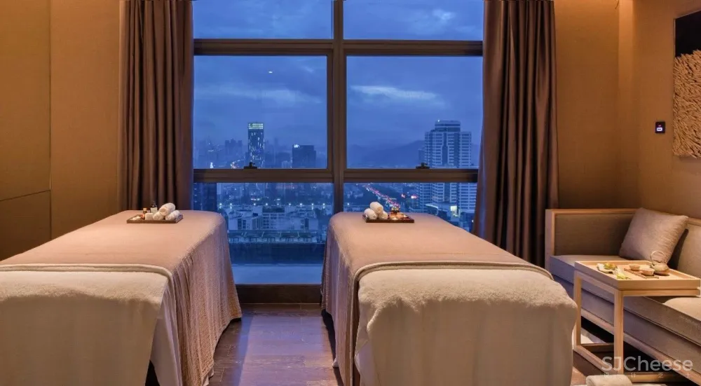 闹市中的木系SPA