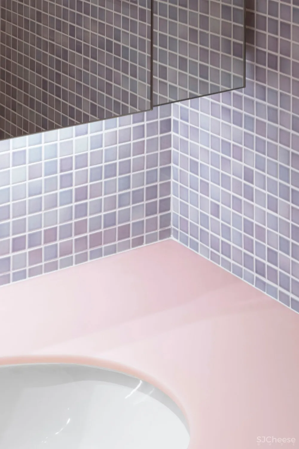 首发 | Adam Nathaniel Furman,在这间日本公寓里,色彩斑斓的粉彩随处可见