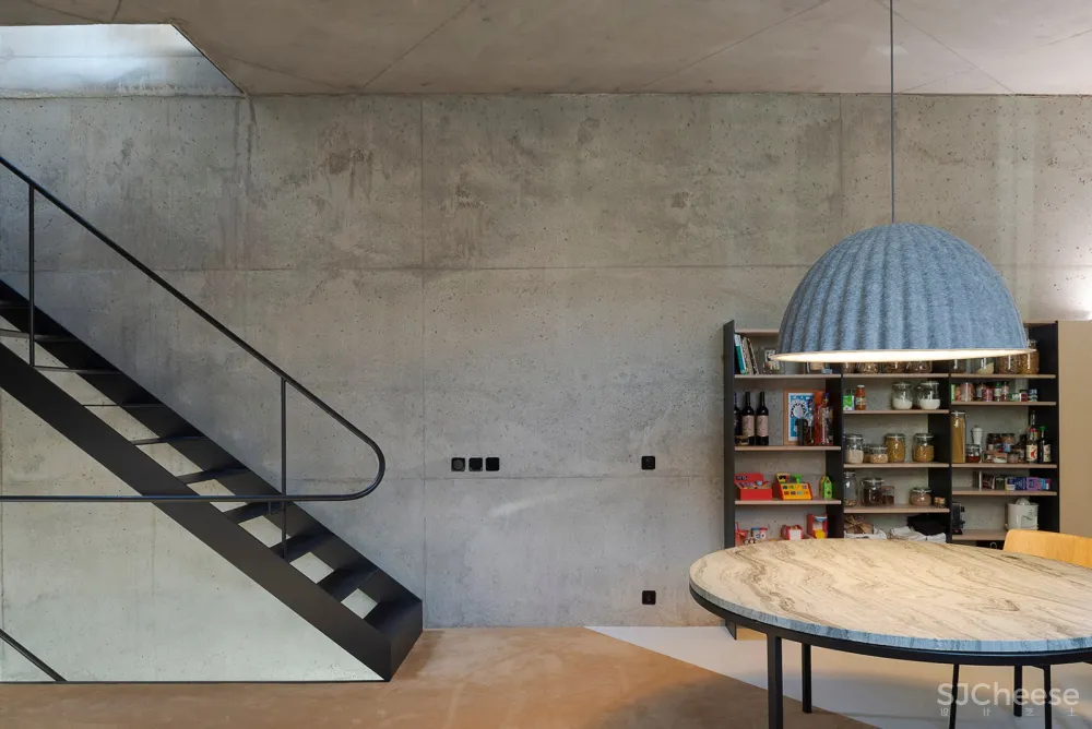 三角形住宅,里斯本 / STUDIO_LPP 
<span style="position: relative; bottom: 2px; display: inline-block; vertical-align: middle; margin-left: 8px; width: 20px; height: 20px; background: #ffd914; text-align: center; font-size: 14px; border-radius: 3px;">首</span>